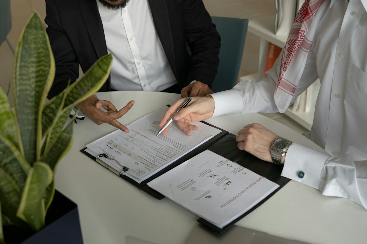 Asesor revisando con un cliente los documentos de una solicitud